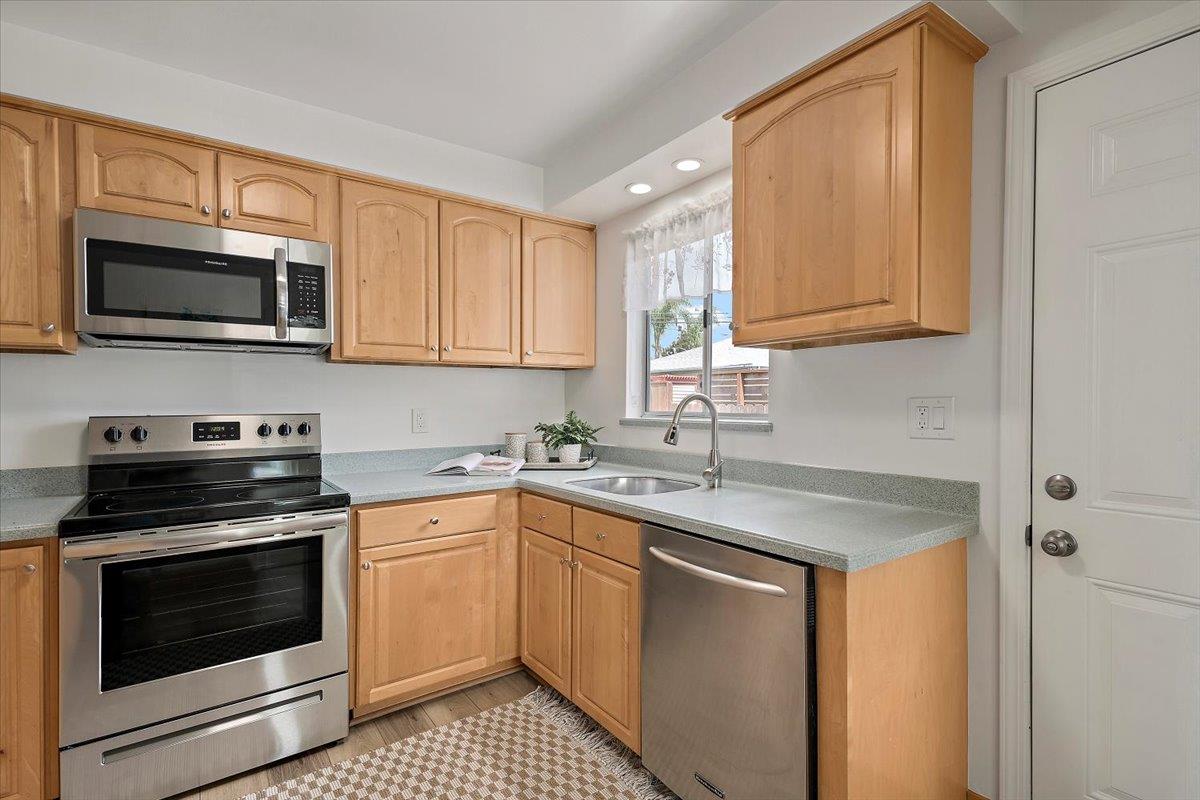 Detail Gallery Image 8 of 21 For 227 Poinsettia Ave, San Mateo,  CA 94403 - 3 Beds | 1 Baths