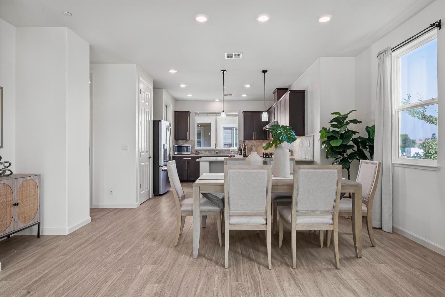 Detail Gallery Image 12 of 37 For 1660 Solari Pl, San Jose,  CA 95131 - 4 Beds | 3/1 Baths
