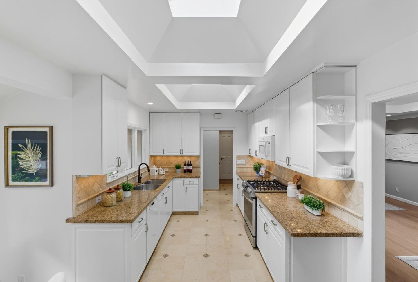 Detail Gallery Image 17 of 76 For 1660 Elmhurst Dr, Los Altos,  CA 94024 - 4 Beds | 2/1 Baths