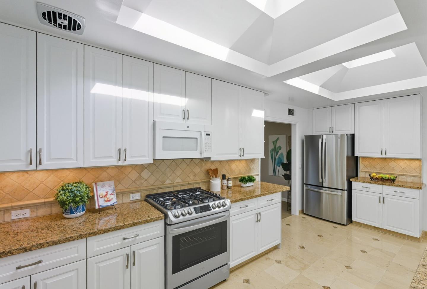 Detail Gallery Image 18 of 76 For 1660 Elmhurst Dr, Los Altos,  CA 94024 - 4 Beds | 2/1 Baths