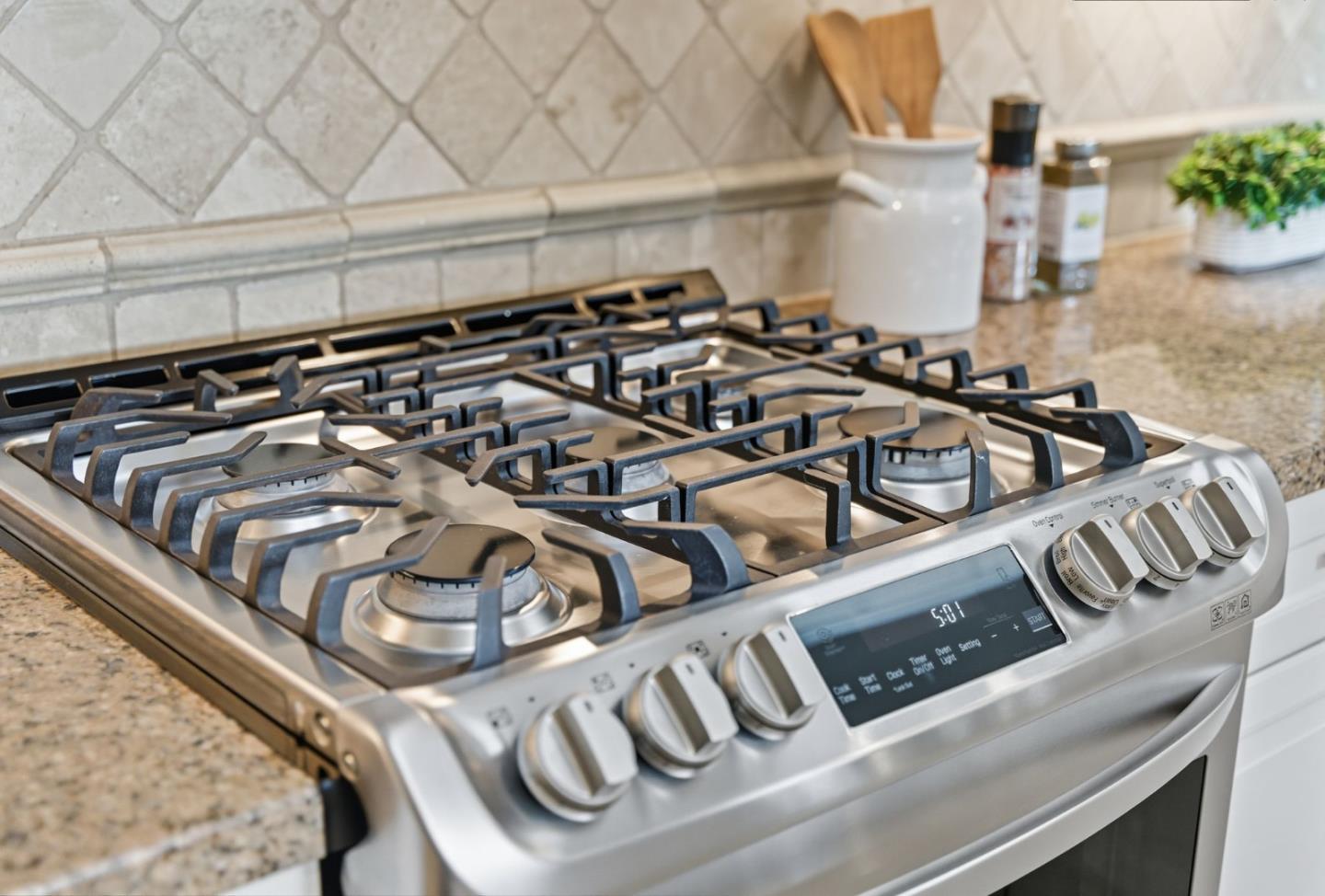 Detail Gallery Image 19 of 76 For 1660 Elmhurst Dr, Los Altos,  CA 94024 - 4 Beds | 2/1 Baths