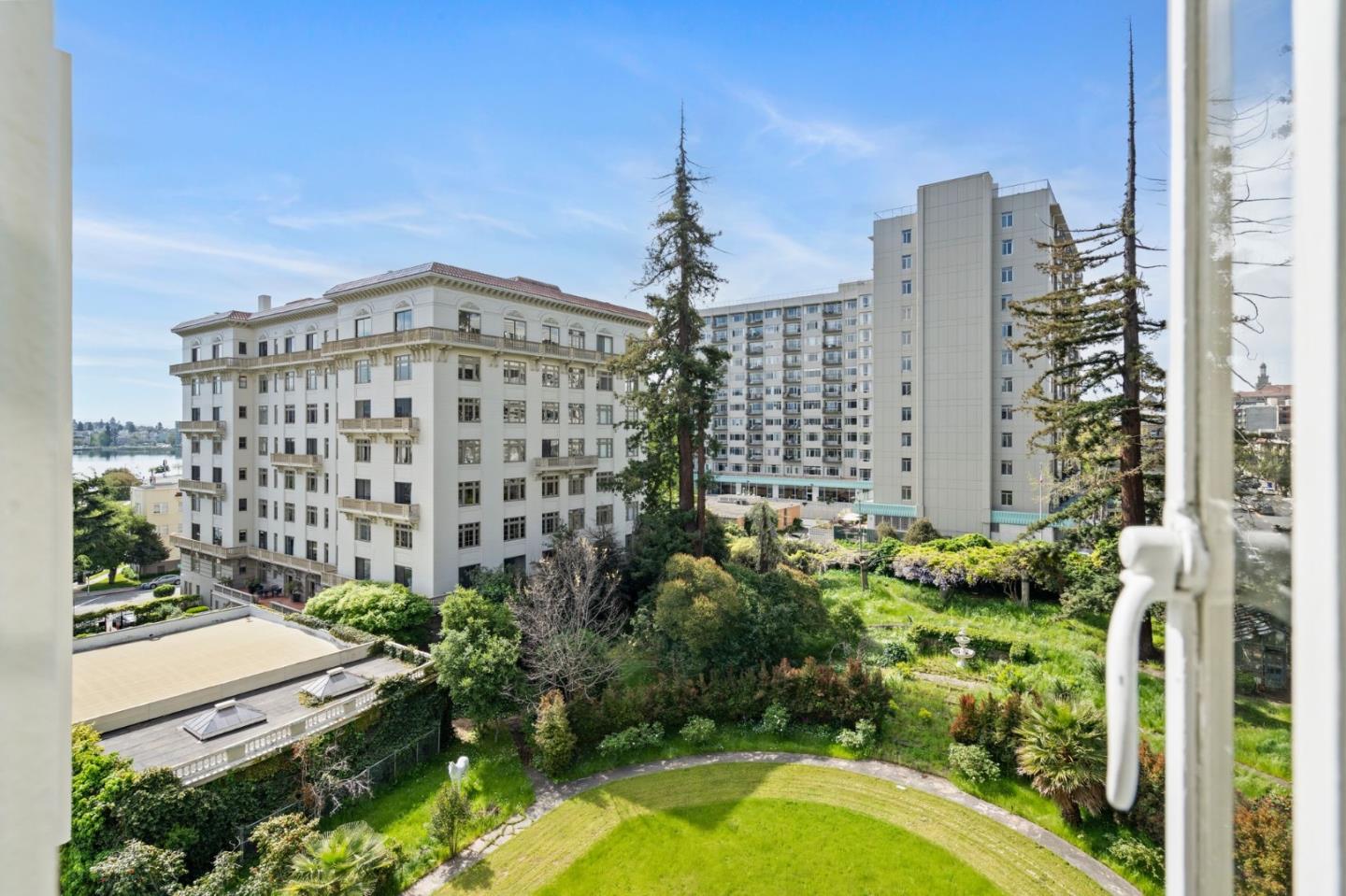 Detail Gallery Image 20 of 35 For 244 Lakeside Dr #10,  Oakland,  CA 94612 - 3 Beds | 3 Baths