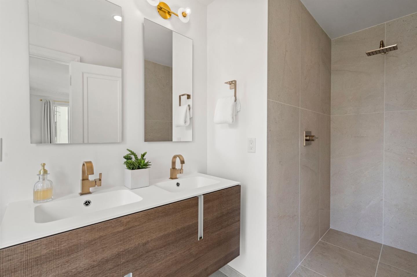 Detail Gallery Image 21 of 35 For 244 Lakeside Dr #10,  Oakland,  CA 94612 - 3 Beds | 3 Baths