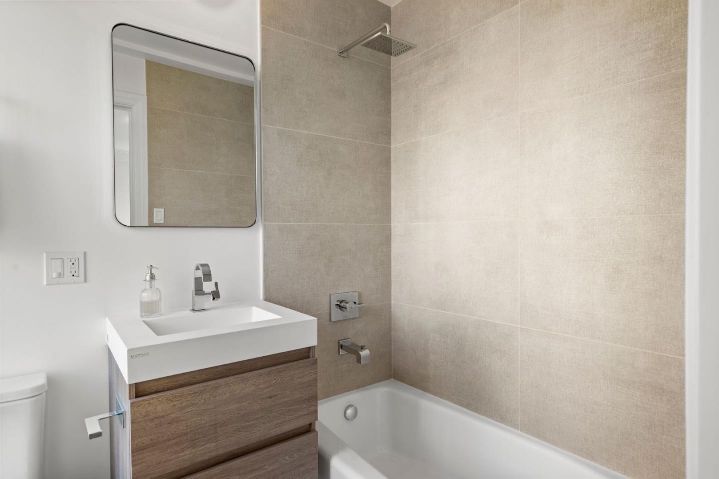 Detail Gallery Image 24 of 35 For 244 Lakeside Dr #10,  Oakland,  CA 94612 - 3 Beds | 3 Baths