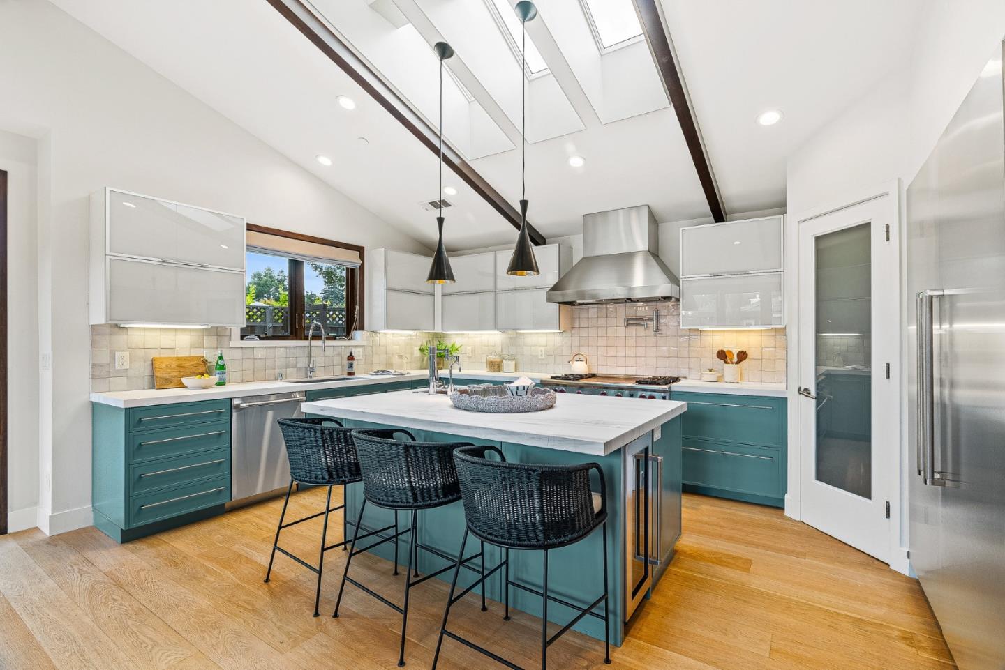 Detail Gallery Image 15 of 57 For 1683 Dalehurst Ave, Los Altos,  CA 94024 - 4 Beds | 2/1 Baths
