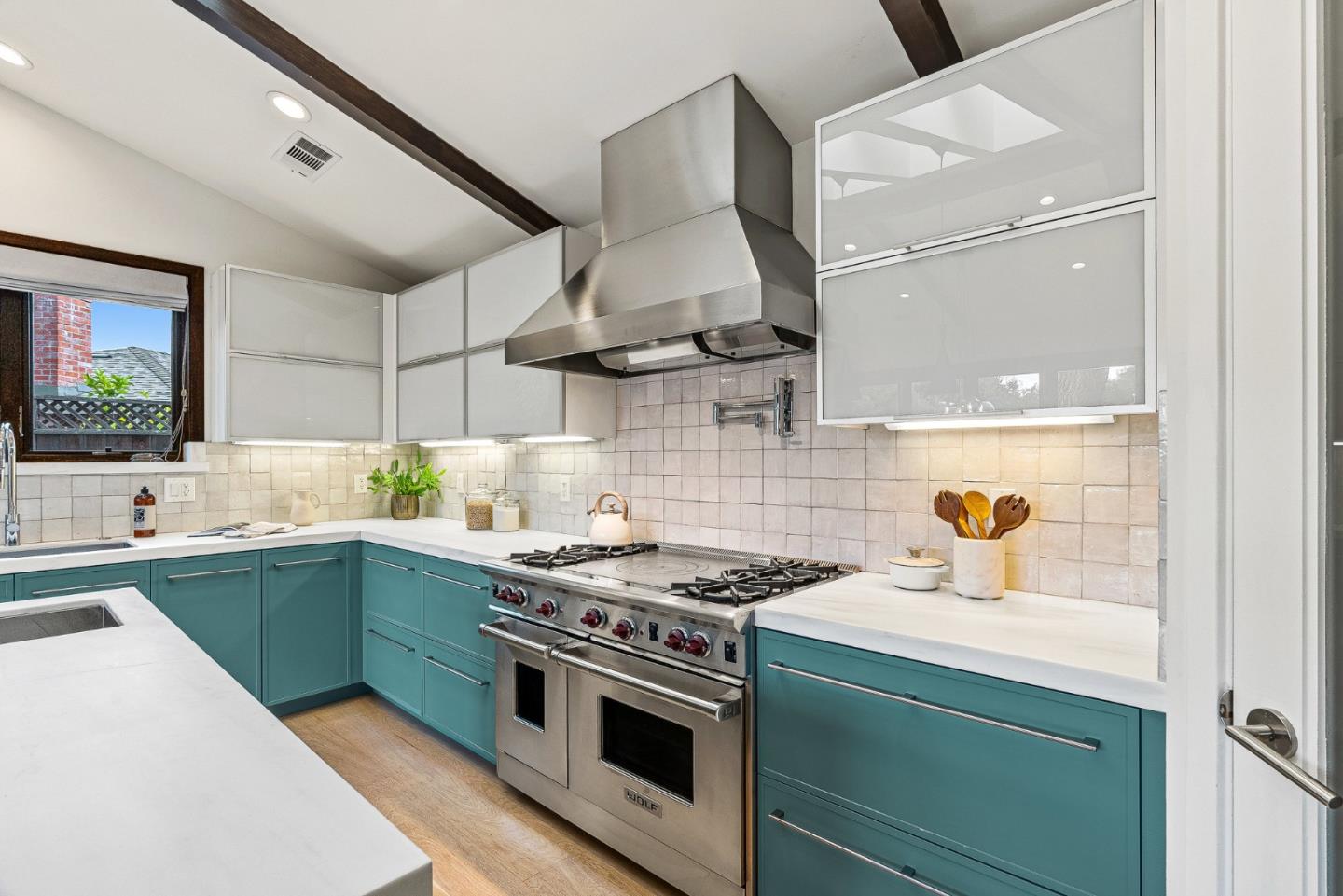Detail Gallery Image 16 of 57 For 1683 Dalehurst Ave, Los Altos,  CA 94024 - 4 Beds | 2/1 Baths
