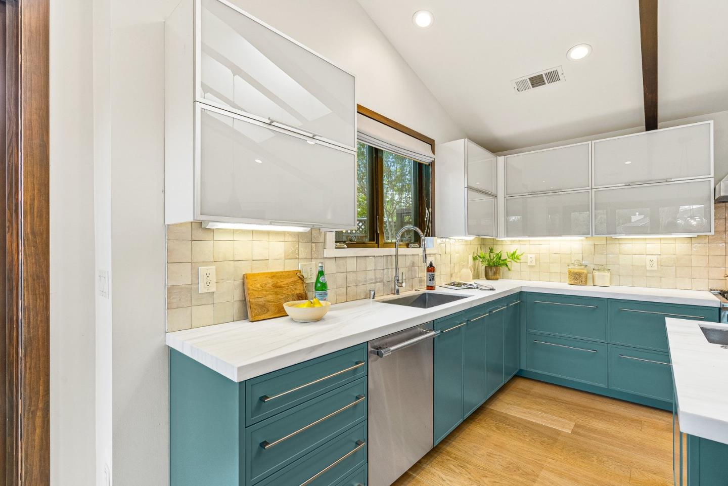 Detail Gallery Image 19 of 57 For 1683 Dalehurst Ave, Los Altos,  CA 94024 - 4 Beds | 2/1 Baths