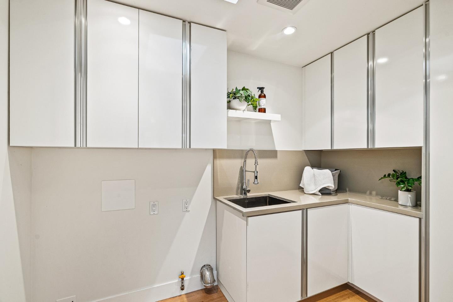 Detail Gallery Image 36 of 57 For 1683 Dalehurst Ave, Los Altos,  CA 94024 - 4 Beds | 2/1 Baths