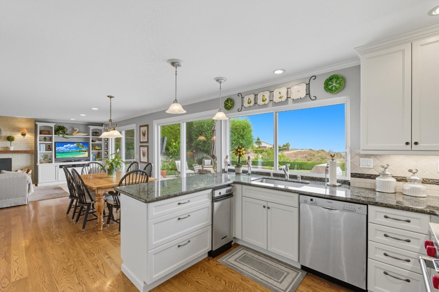 Detail Gallery Image 7 of 37 For 7 Somerset Ct, Belmont,  CA 94002 - 4 Beds | 2/1 Baths