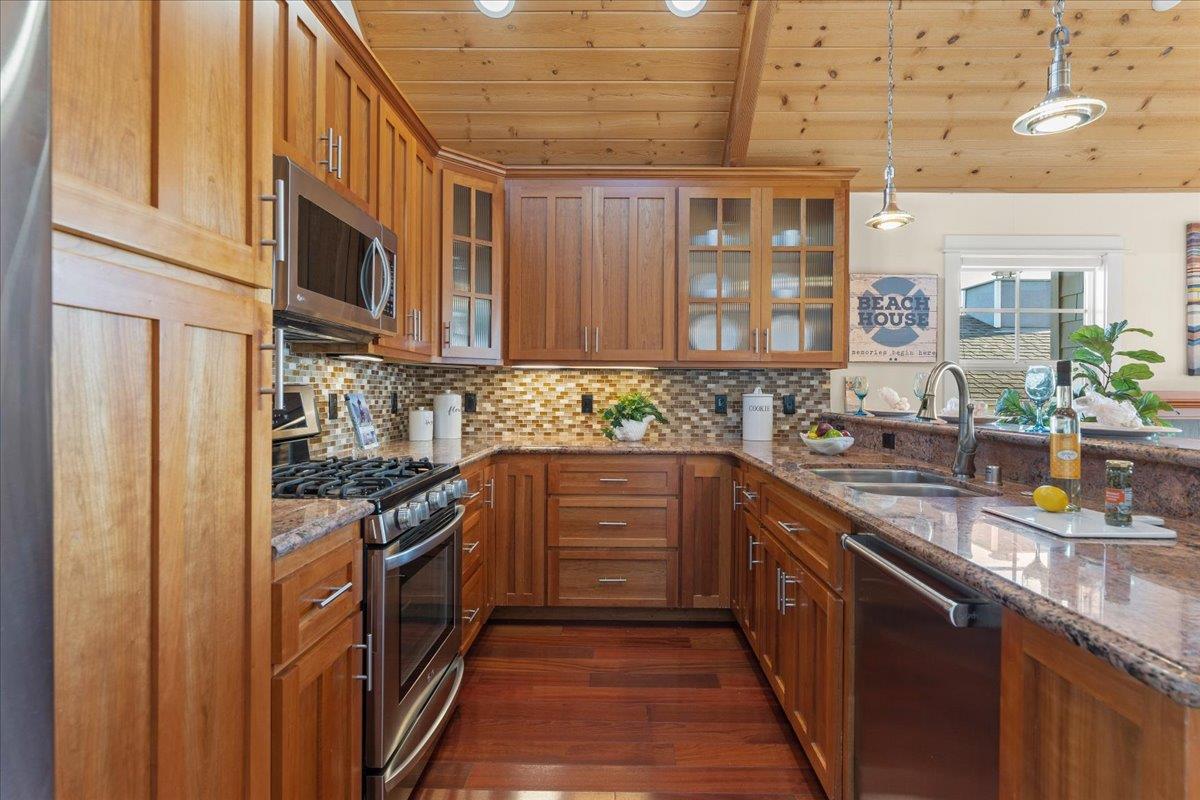 Detail Gallery Image 15 of 28 For 440 Lago Ln, Santa Cruz,  CA 95062 - 3 Beds | 2/1 Baths