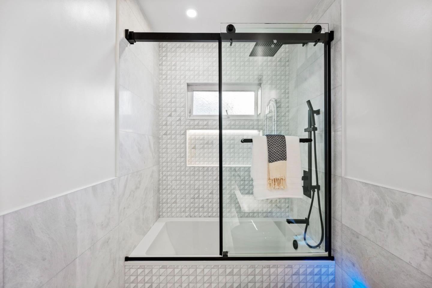 Detail Gallery Image 20 of 30 For 2555 Crestmoor Dr, San Bruno,  CA 94066 - 3 Beds | 2 Baths