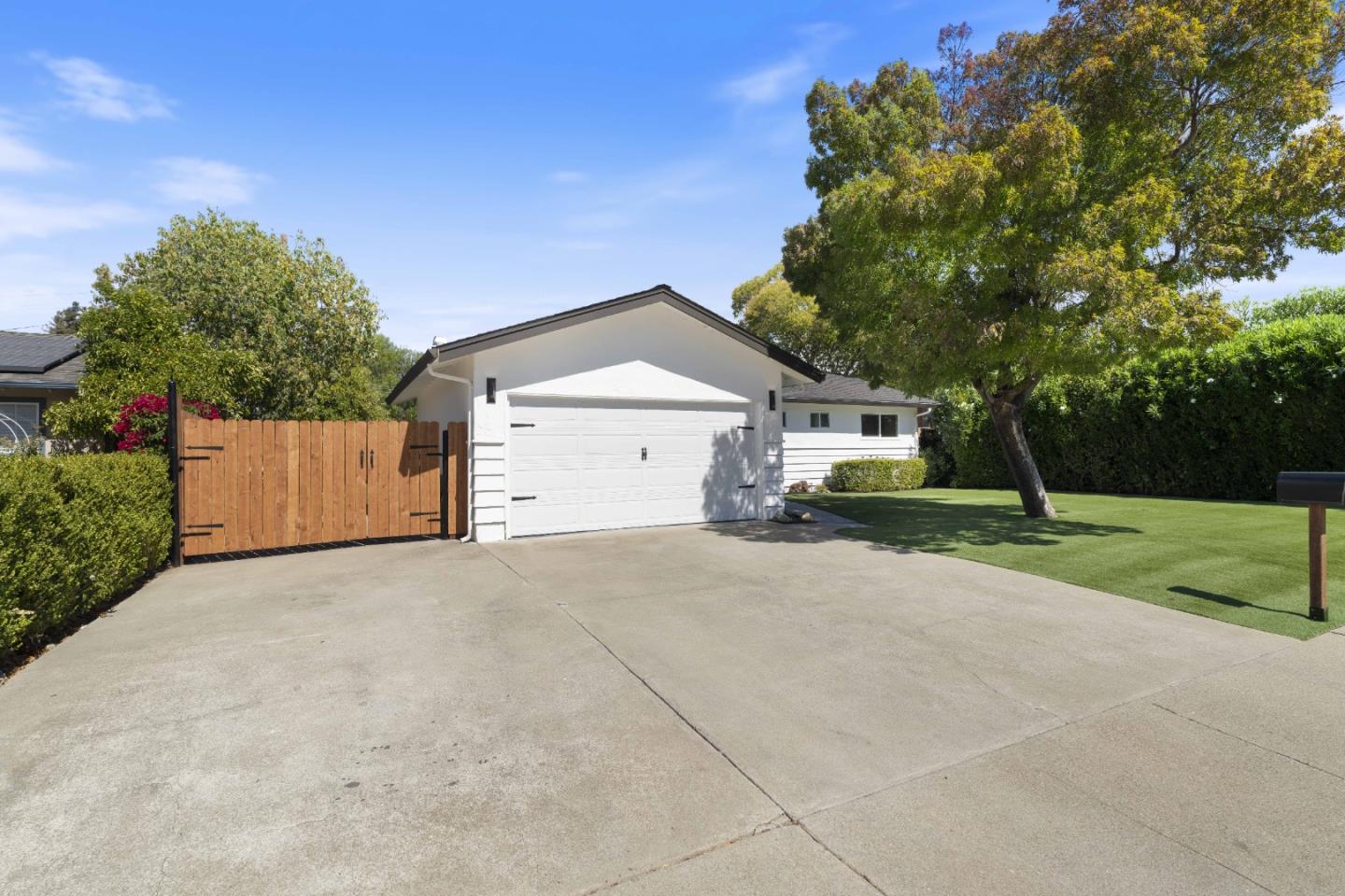 Detail Gallery Image 4 of 52 For 4833 Cherokee Dr, Concord,  CA 94521 - 4 Beds | 3 Baths