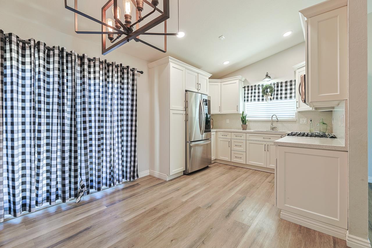 Detail Gallery Image 6 of 12 For 544 Saint George, Salinas,  CA 93905 - 3 Beds | 2 Baths