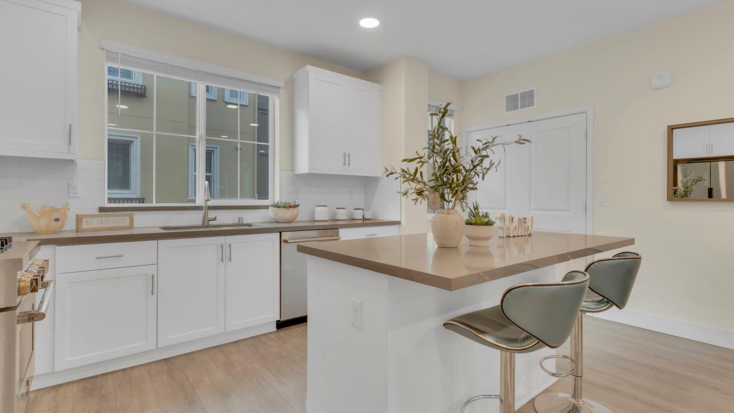Detail Gallery Image 15 of 63 For 647 Alamo Ct, Mountain View,  CA 94043 - 2 Beds | 2/1 Baths