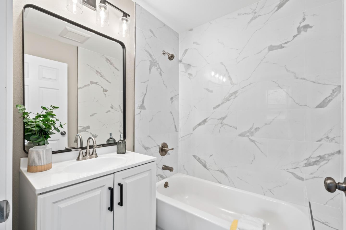 Detail Gallery Image 12 of 43 For 645 Baden Ave #4,  South San Francisco,  CA 94080 - 4 Beds | 3/1 Baths