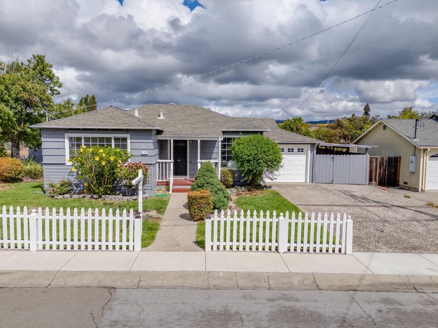 Detail Gallery Image 2 of 45 For 2204 Lobert St, Castro Valley,  CA 94546 - 2 Beds | 1 Baths