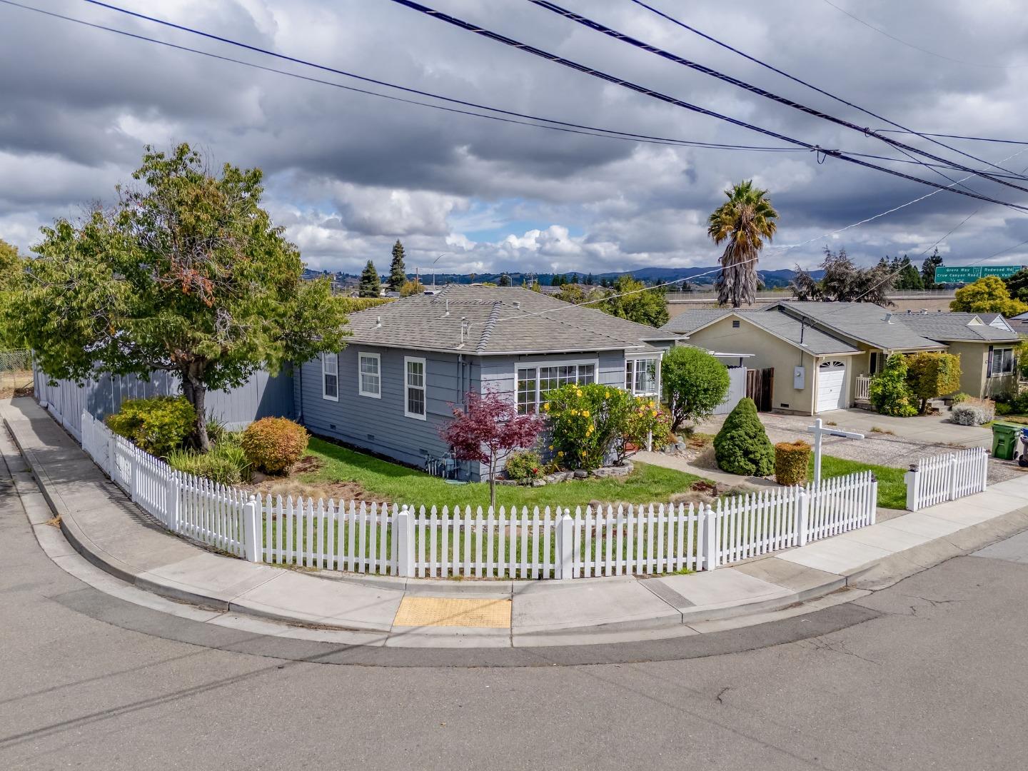 Detail Gallery Image 3 of 45 For 2204 Lobert St, Castro Valley,  CA 94546 - 2 Beds | 1 Baths