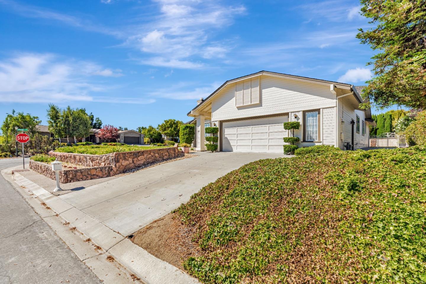 Detail Gallery Image 3 of 41 For 37 Bruces Ct, Hollister,  CA 95023 - 3 Beds | 2 Baths