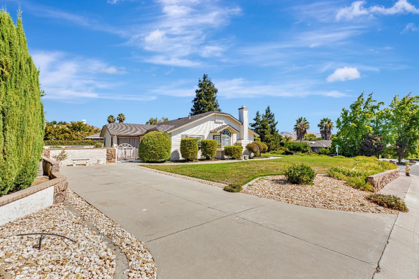 Detail Gallery Image 4 of 41 For 37 Bruces Ct, Hollister,  CA 95023 - 3 Beds | 2 Baths