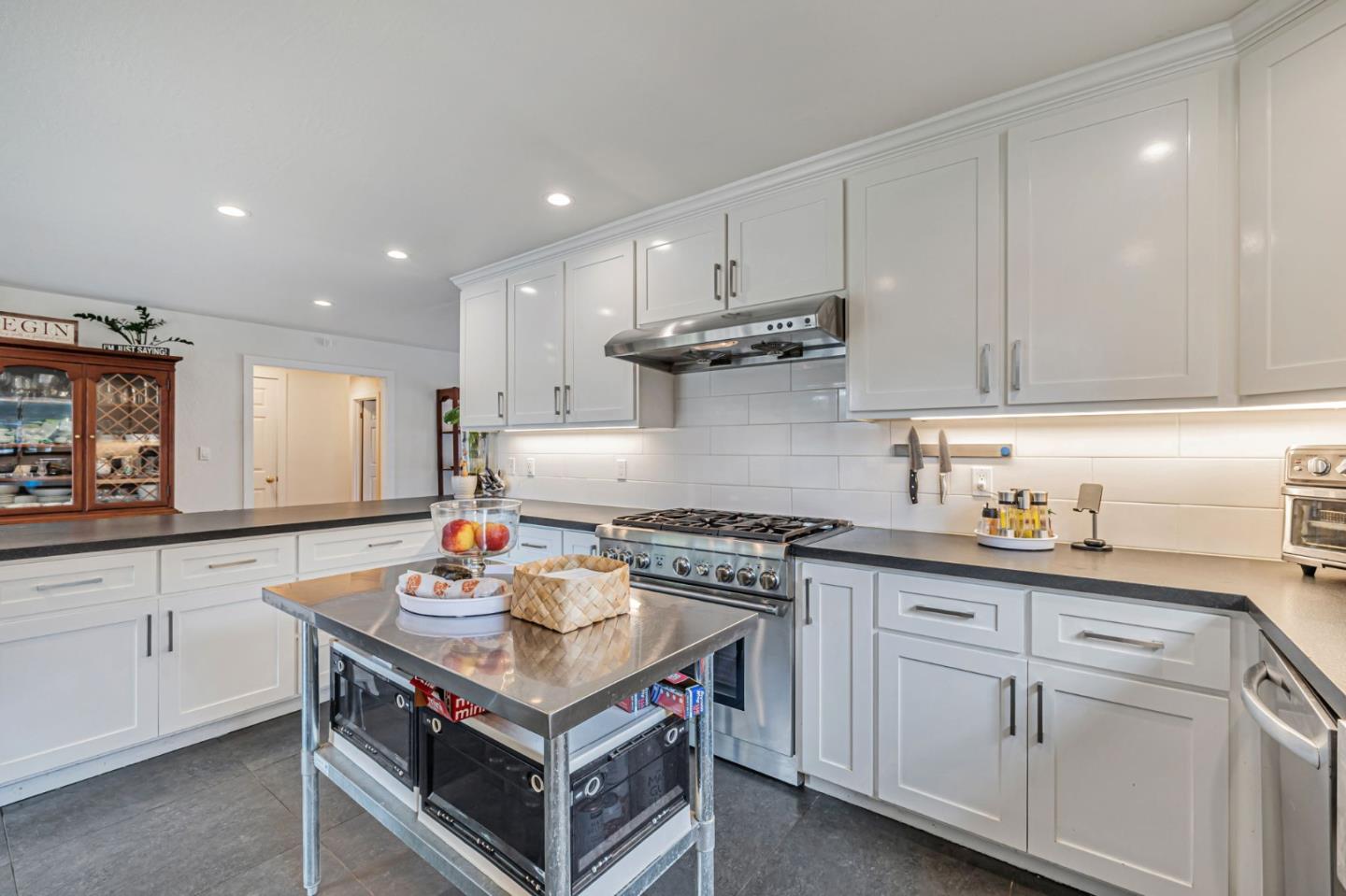 Detail Gallery Image 9 of 41 For 1523 Shaw Dr, San Jose,  CA 95118 - 4 Beds | 2/1 Baths