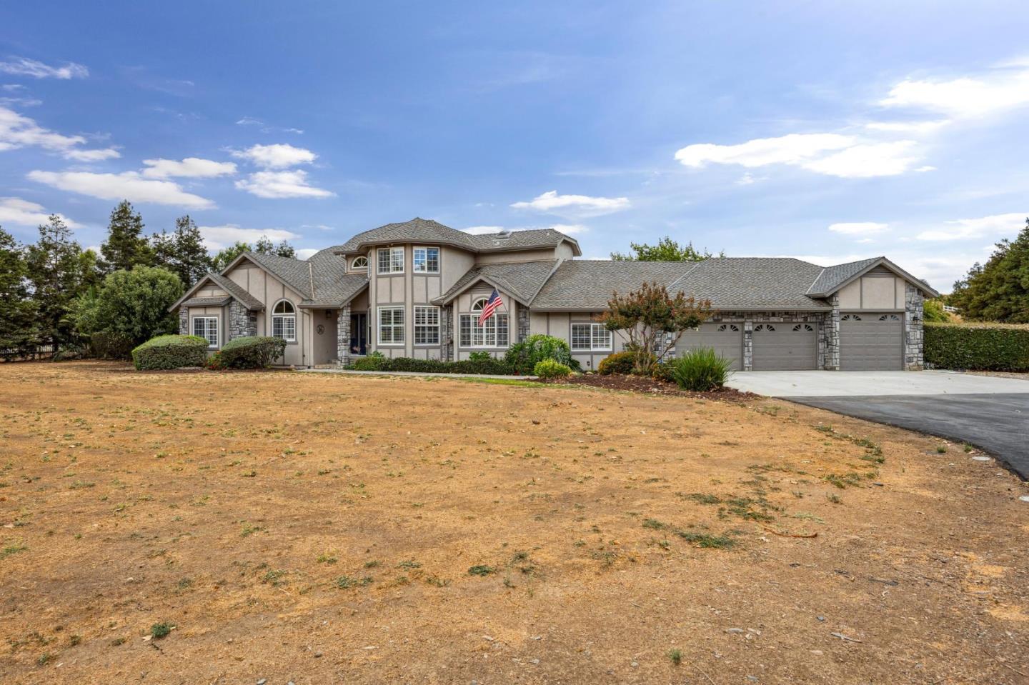 Detail Gallery Image 3 of 63 For 7000 Diablo Hills Rd, Tres Pinos,  CA 95075 - 5 Beds | 3 Baths