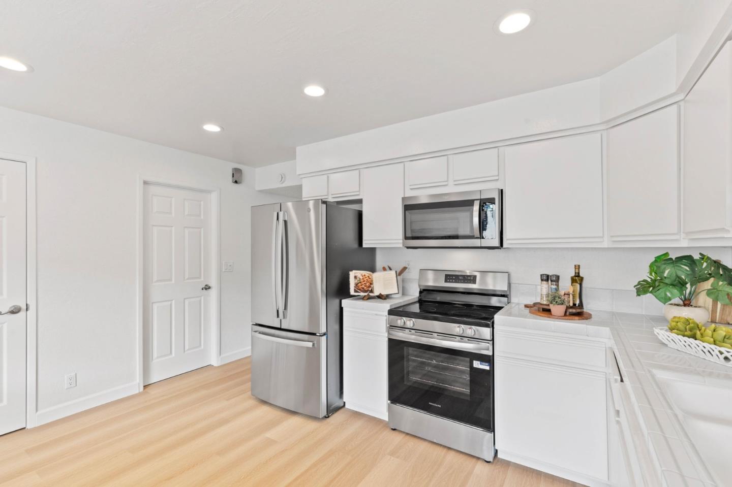 Detail Gallery Image 12 of 23 For 1522 Mckinley Ave, San Jose,  CA 95126 - 2 Beds | 2 Baths