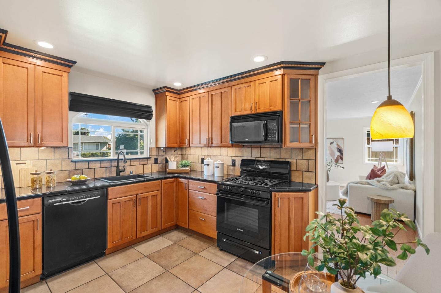 Detail Gallery Image 11 of 65 For 2546 Amethyst Dr, Santa Clara,  CA 95051 - 3 Beds | 1/1 Baths