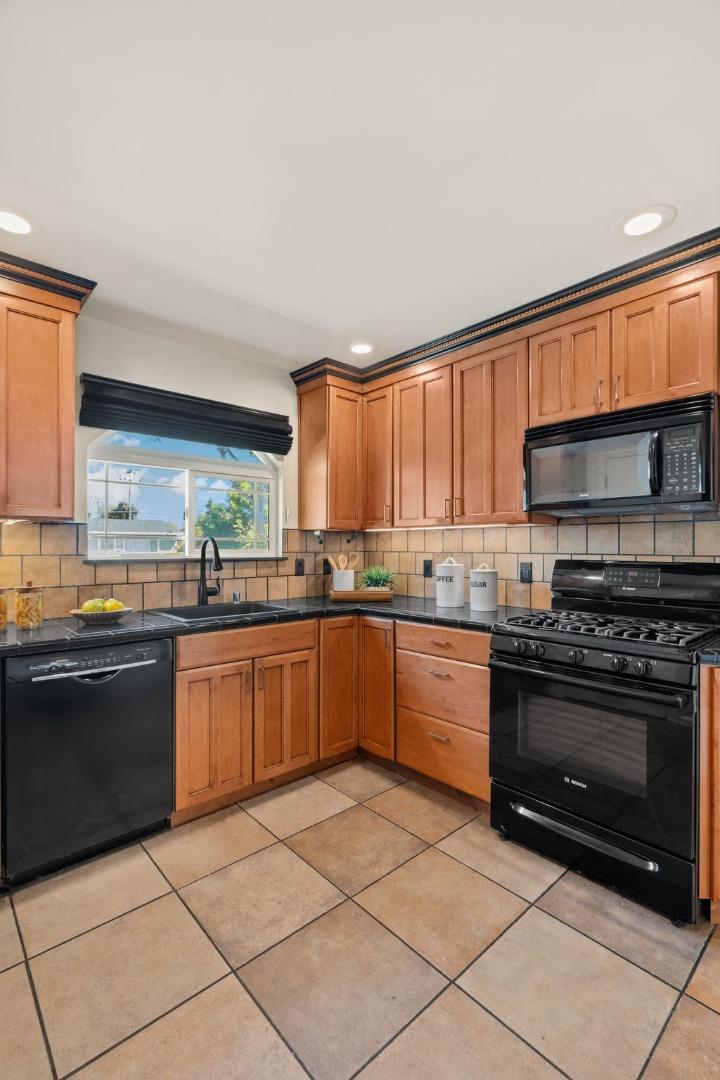 Detail Gallery Image 12 of 65 For 2546 Amethyst Dr, Santa Clara,  CA 95051 - 3 Beds | 1/1 Baths