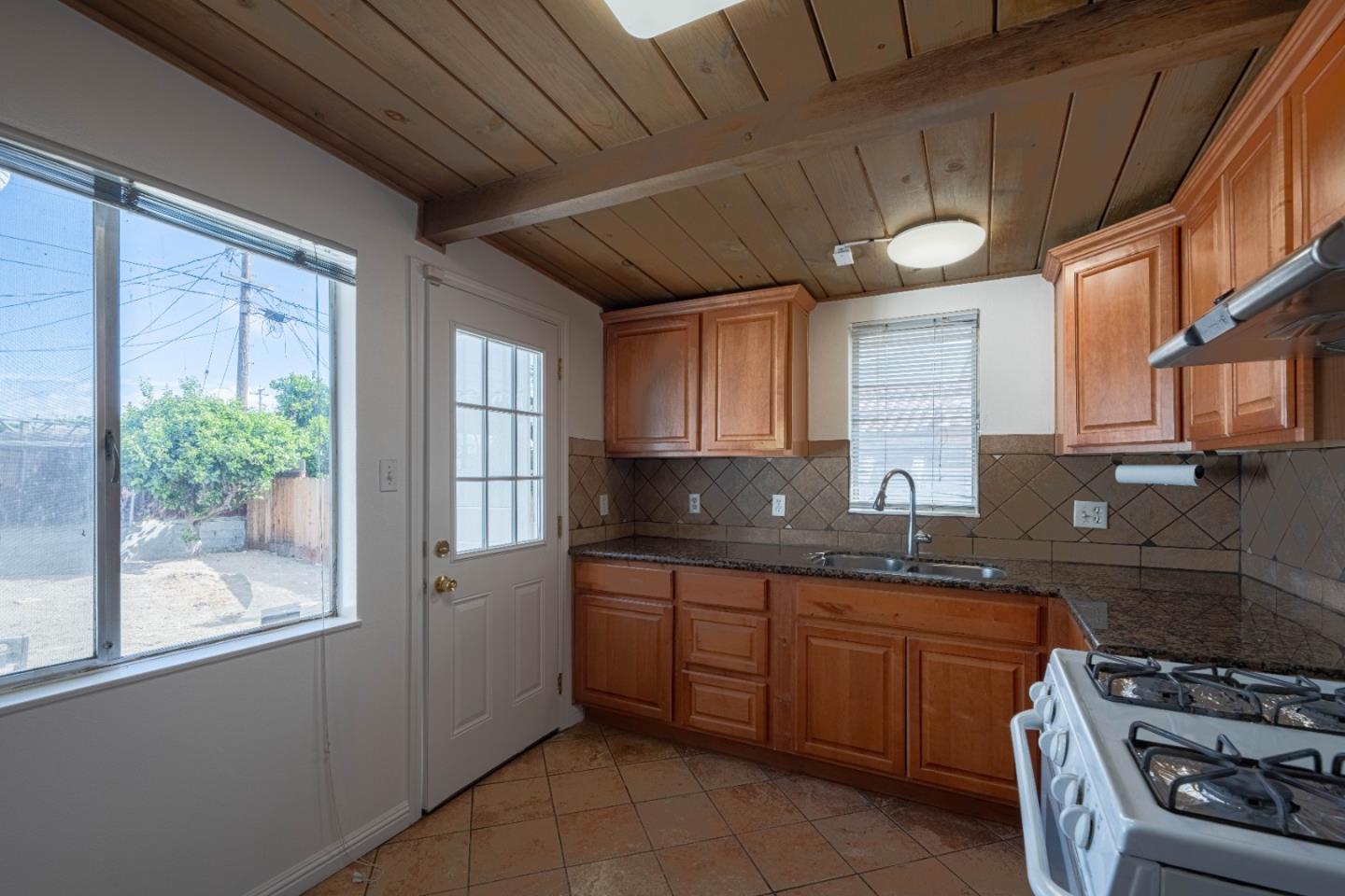 Detail Gallery Image 12 of 24 For 847 Meadow Dr, Salinas,  CA 93905 - 3 Beds | 2 Baths