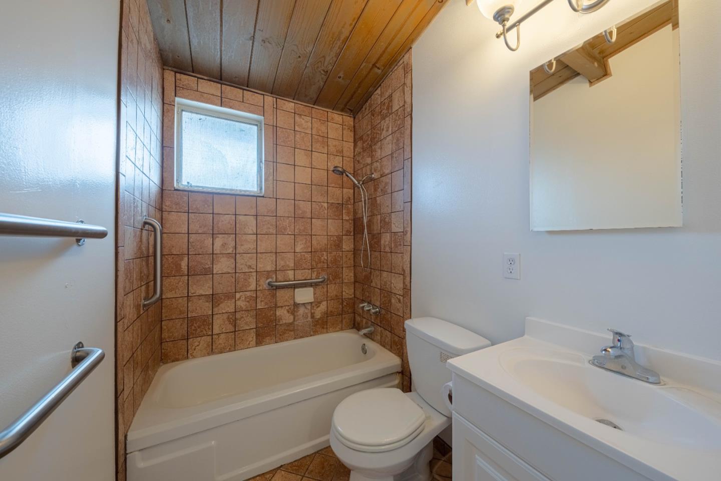 Detail Gallery Image 16 of 24 For 847 Meadow Dr, Salinas,  CA 93905 - 3 Beds | 2 Baths