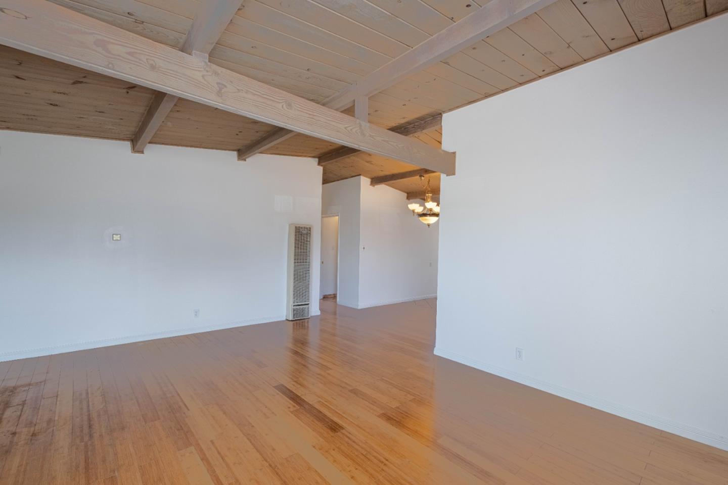 Detail Gallery Image 4 of 24 For 847 Meadow Dr, Salinas,  CA 93905 - 3 Beds | 2 Baths