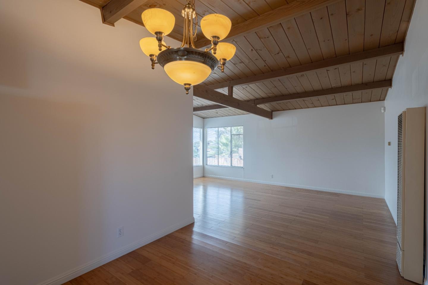 Detail Gallery Image 8 of 24 For 847 Meadow Dr, Salinas,  CA 93905 - 3 Beds | 2 Baths