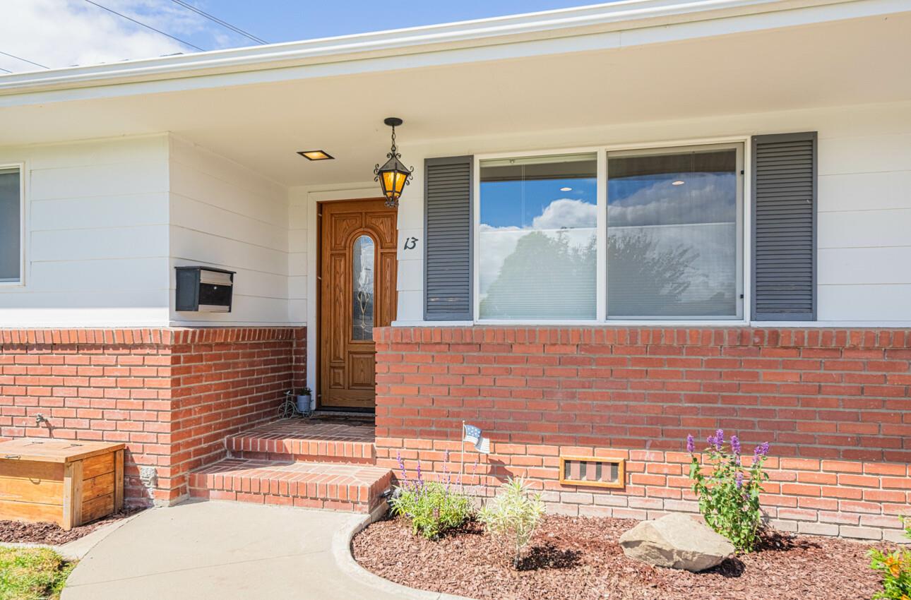 Detail Gallery Image 3 of 40 For 13 Saint Brendan Way, Salinas,  CA 93906 - 3 Beds | 2 Baths