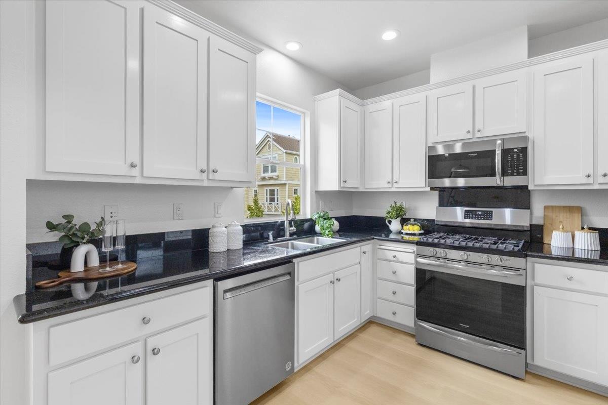Detail Gallery Image 8 of 34 For 675 Montara Ter, Sunnyvale,  CA 94085 - 3 Beds | 3 Baths