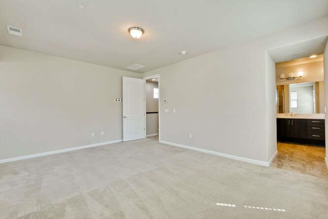 Detail Gallery Image 10 of 21 For 525 Aspen Pl, East Palo Alto,  CA 94303 - 4 Beds | 2/1 Baths