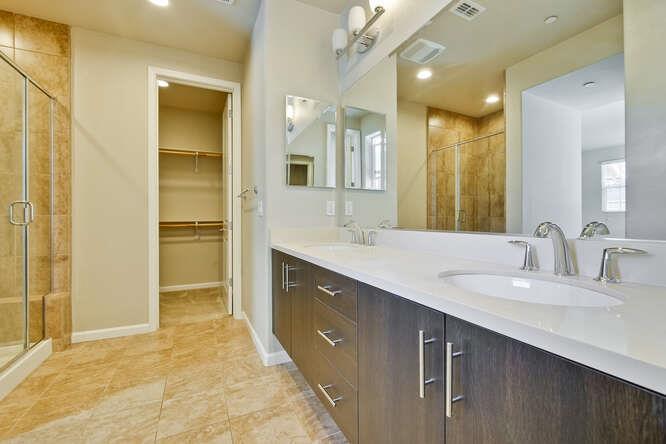 Detail Gallery Image 11 of 21 For 525 Aspen Pl, East Palo Alto,  CA 94303 - 4 Beds | 2/1 Baths