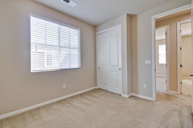 Detail Gallery Image 15 of 21 For 525 Aspen Pl, East Palo Alto,  CA 94303 - 4 Beds | 2/1 Baths