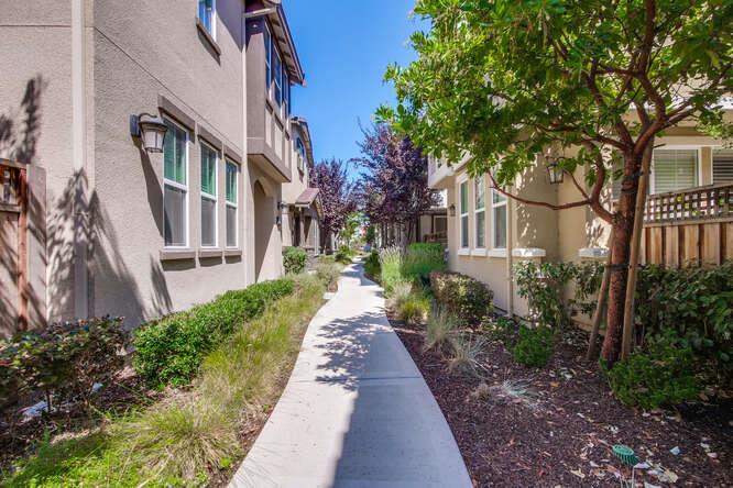 Detail Gallery Image 19 of 21 For 525 Aspen Pl, East Palo Alto,  CA 94303 - 4 Beds | 2/1 Baths