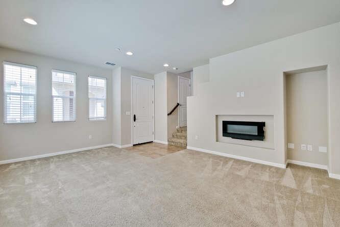 Detail Gallery Image 4 of 21 For 525 Aspen Pl, East Palo Alto,  CA 94303 - 4 Beds | 2/1 Baths