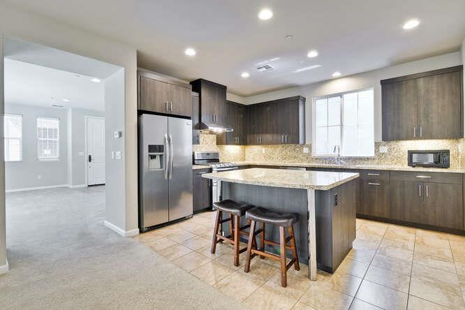 Detail Gallery Image 6 of 21 For 525 Aspen Pl, East Palo Alto,  CA 94303 - 4 Beds | 2/1 Baths