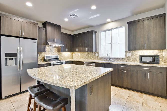 Detail Gallery Image 7 of 21 For 525 Aspen Pl, East Palo Alto,  CA 94303 - 4 Beds | 2/1 Baths