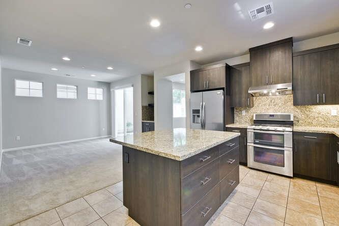 Detail Gallery Image 8 of 21 For 525 Aspen Pl, East Palo Alto,  CA 94303 - 4 Beds | 2/1 Baths
