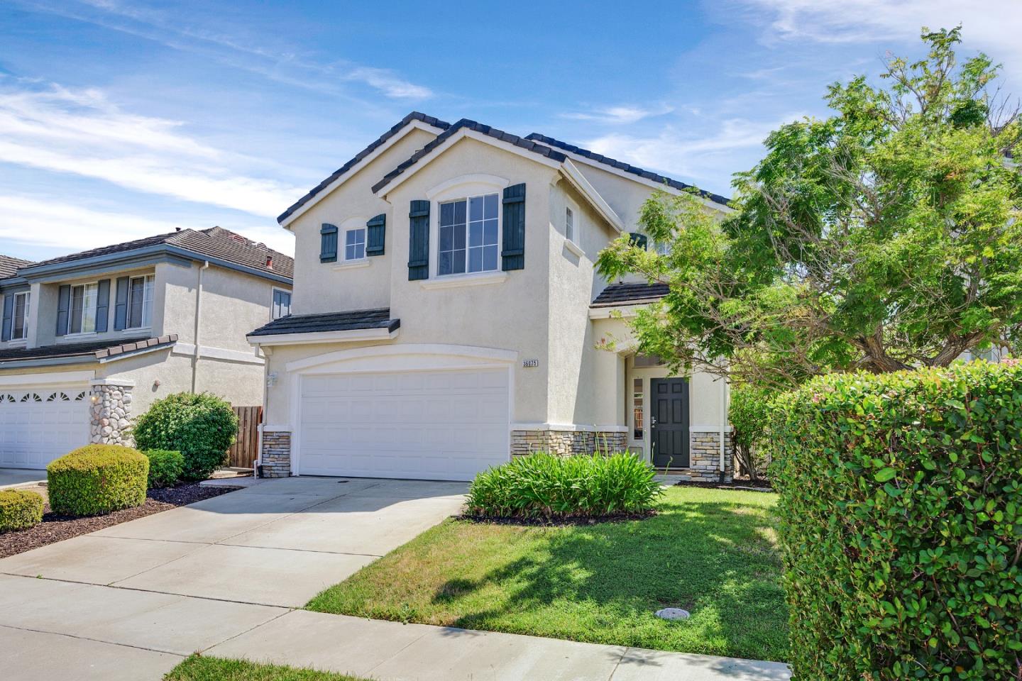 Detail Gallery Image 3 of 56 For 36075 Crystal Springs Dr, Newark,  CA 94560 - 4 Beds | 3 Baths