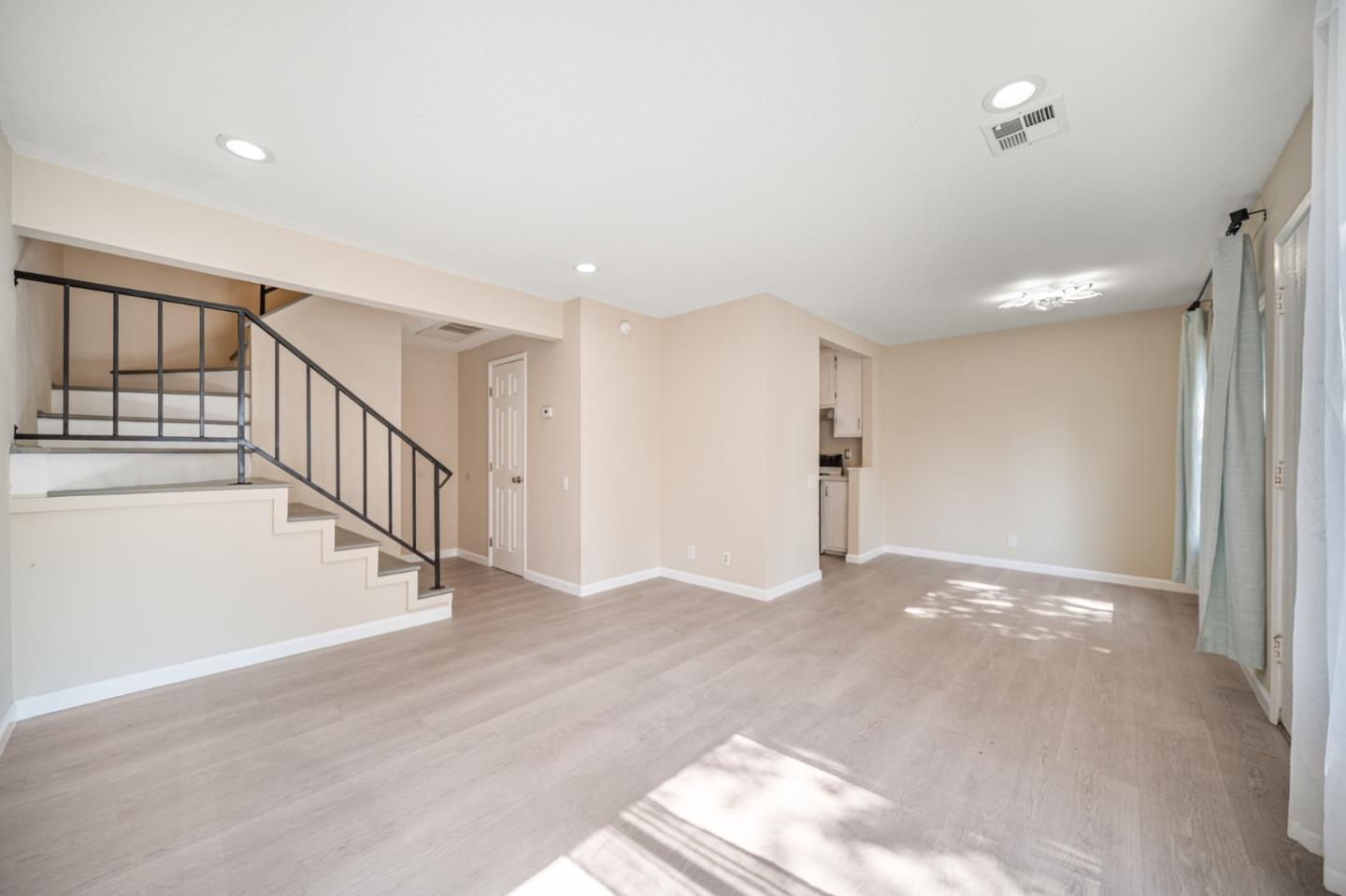 Detail Gallery Image 5 of 22 For 2697 Lone Bluff Way, San Jose,  CA 95111 - 2 Beds | 1/1 Baths