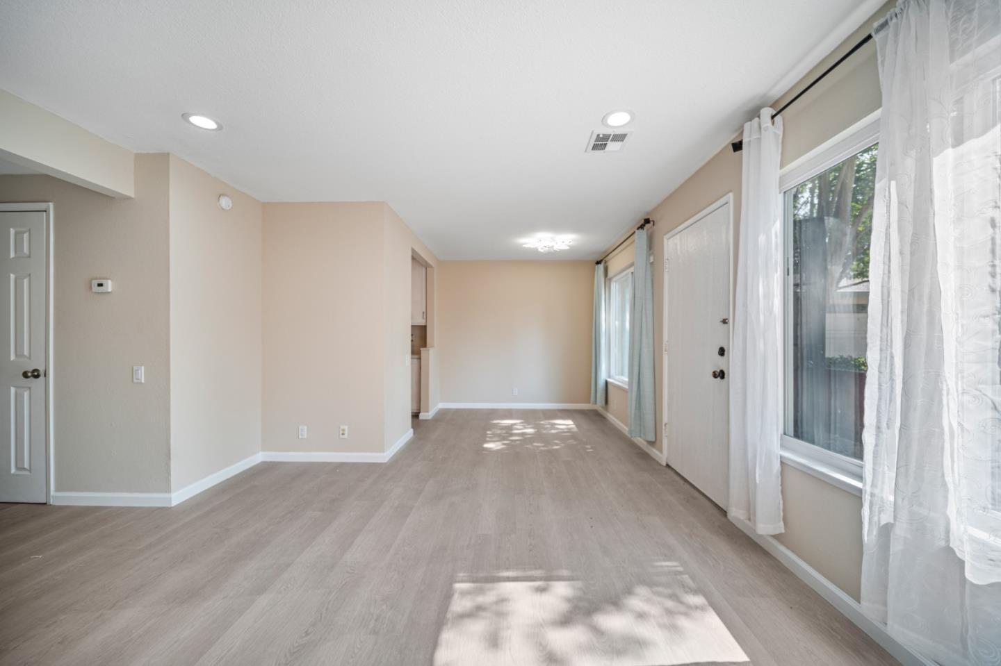 Detail Gallery Image 6 of 22 For 2697 Lone Bluff Way, San Jose,  CA 95111 - 2 Beds | 1/1 Baths