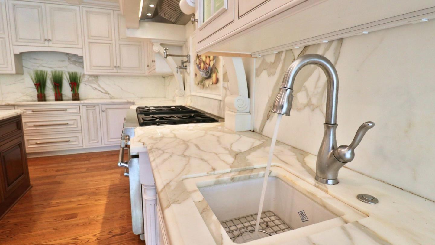 Detail Gallery Image 12 of 71 For 200 Iris Way, Palo Alto,  CA 94303 - 6 Beds | 4/1 Baths
