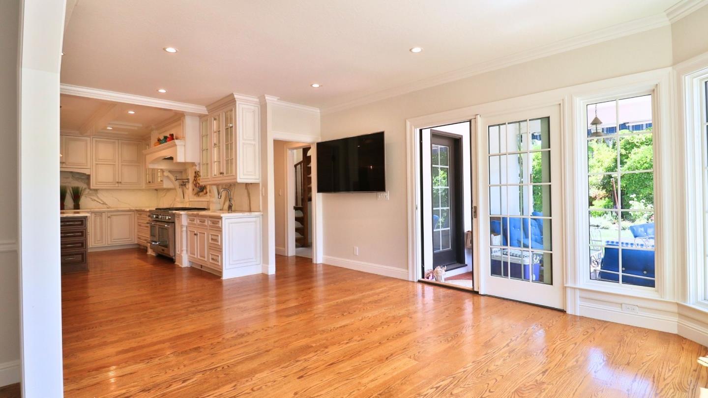 Detail Gallery Image 20 of 71 For 200 Iris Way, Palo Alto,  CA 94303 - 6 Beds | 4/1 Baths