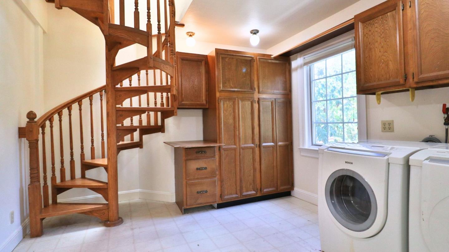 Detail Gallery Image 24 of 71 For 200 Iris Way, Palo Alto,  CA 94303 - 6 Beds | 4/1 Baths