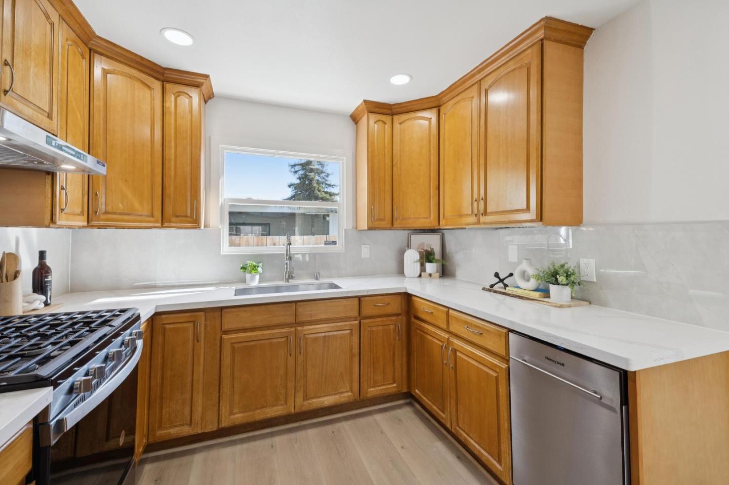 Detail Gallery Image 11 of 21 For 1312 Modoc Ave, Menlo Park,  CA 94025 - 3 Beds | 1 Baths