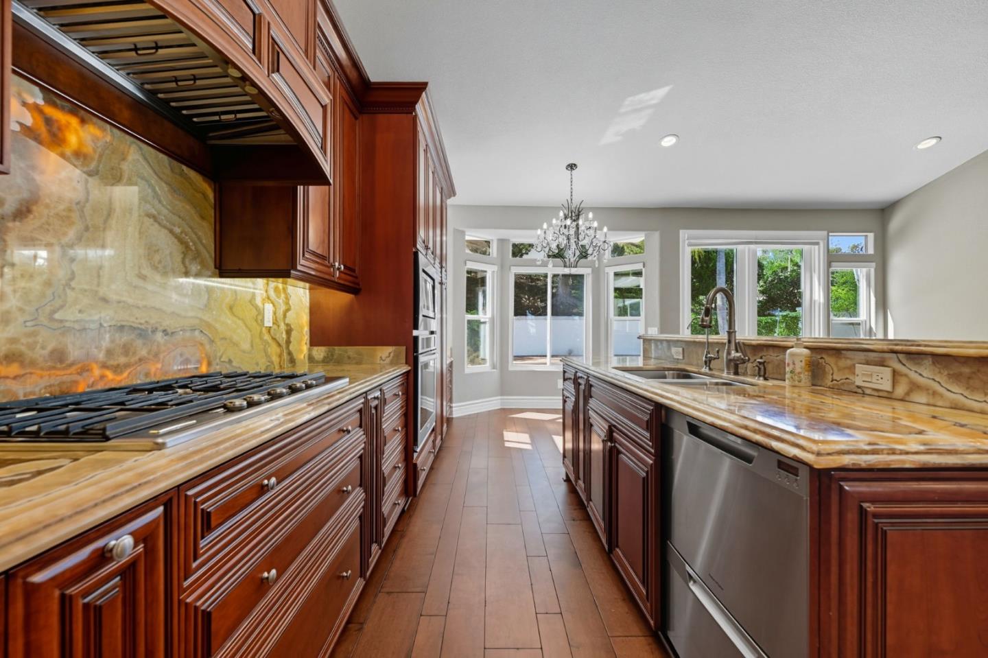 Detail Gallery Image 12 of 38 For 4911 Amador Dr, Oceanside,  CA 92056 - 3 Beds | 2/1 Baths